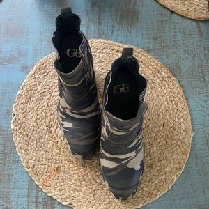 Camo boots- Gianna Bini